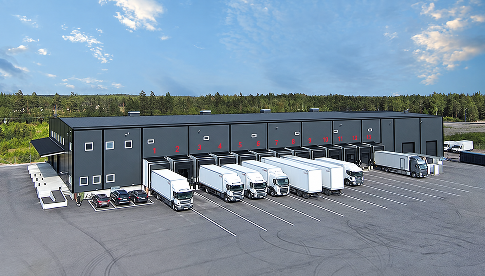 Logistikanläggning med flera lastkajer och fordon